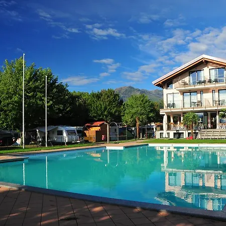 ريزورت لي فيلي دومازو